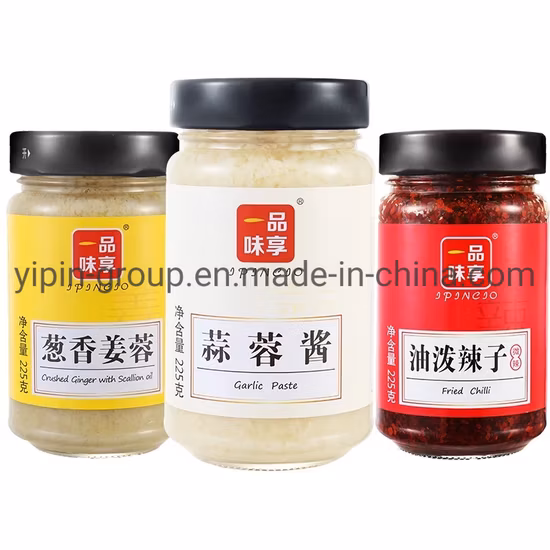 Pasta d'aglio conservata in bottiglia di vetro.  Pasta di aglio fresco